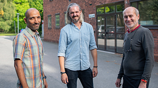 Prasath Babu, MMD:s Carl Dahlberg och Valter Ström utanför labbet.