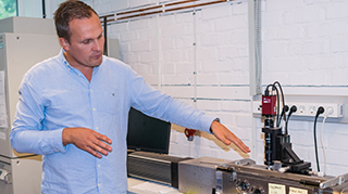 Peter Hedström med en  Quench-Deformation Dilatometer.
