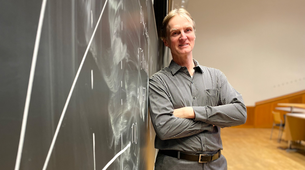 Pär Jönsson at the black board in a class room.