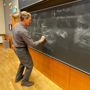 Pär at the black board