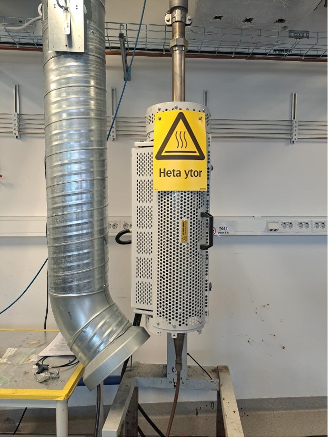 Vertical pyrolysis furnace